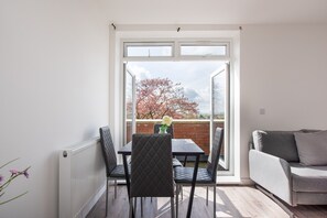Dining / Restaurant
