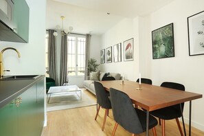 Cuisine entièrement équipée avec table à manger
