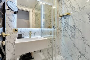 salle de bain avec douche et toilette