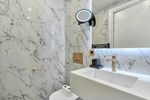 Salle de bain avec douche et toilette