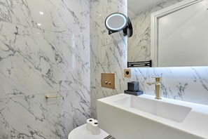 Salle de bain avec douche et toilette