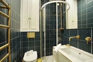 Salle de bain avec toilettes