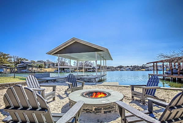 Shorewood Manor - The perfect lakefront getaway!