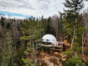 Mountainside dome with all amenities for a luxurious stay in nature
