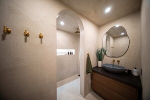 Dôme The Hemlock - Luxurious bathroom with italian shower