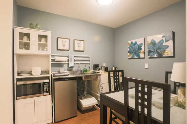 Kitchenette, no stove