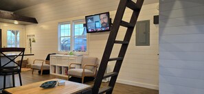 smart TV.   Netflix, Prime Video.