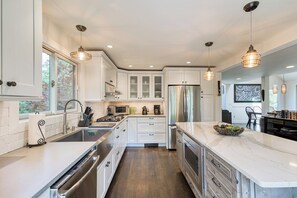 Large fully stocked kitchen in great room