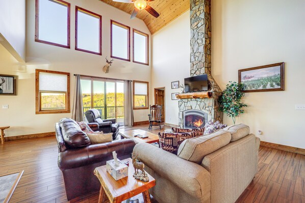 Fleetwood Vacation Rental | 4BR | 4.5BA | 4,200 Sq Ft | 2 Steps to Enter