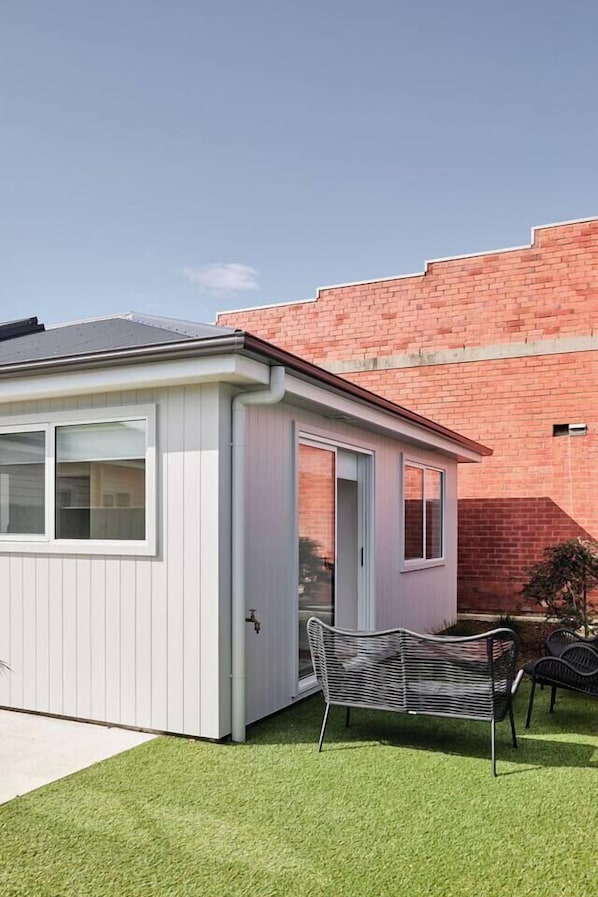 Private Outdoor Area - Relax in your Laucneston Airbnb Courtyard
