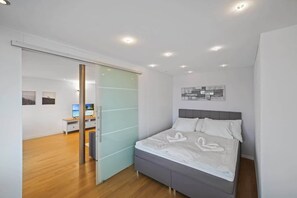 Schlafzimmer mit gemütlichem Queensize-Boxspringbett