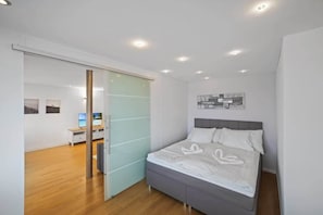 Schlafzimmer mit gemütlichem Queensize-Boxspringbett