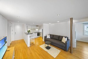 Wohnzimmer mit Schlafsofa und TV