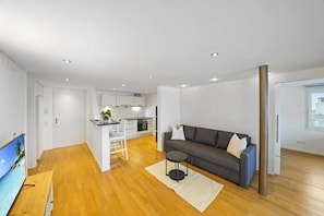 Wohnzimmer mit Schlafsofa und TV