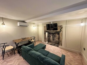 The Snug & Kitchen (2)