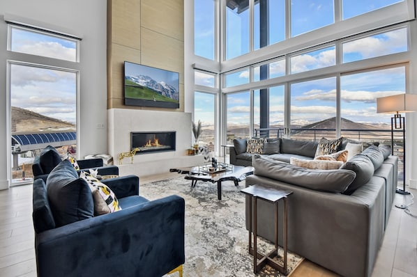 Second floor - living room - fireplace - streaming/cable