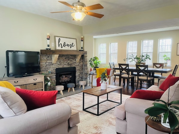 Spacious living room with TV and Fireplace