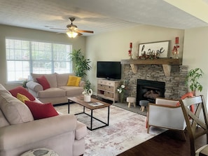 Spacious living room with TV and Fireplace