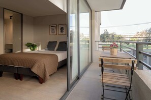 Relax in this cozy studio with a charming balcony overlooking lush greenery, perfect for enjoying your morning coffee in the heart of Chile.