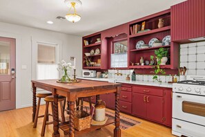 Full kitchen with Dining table for 4