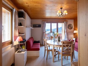 Möbel, Holz, Interior Design, Stuhl, Zimmer, Tabelle, Decke, Küche & Esszimmer Tisch, Wohnzimmer, Holzbeize