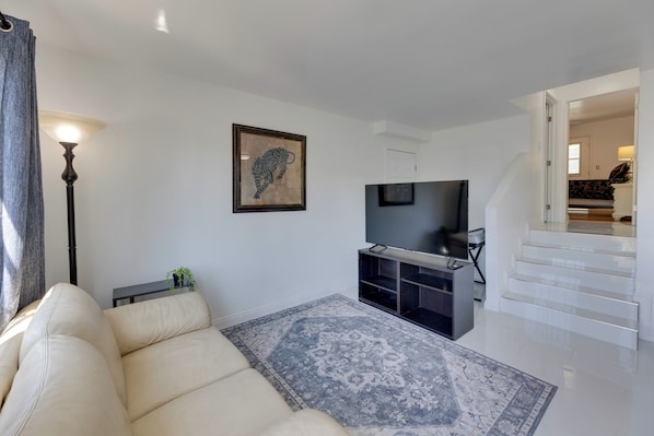 Los Angeles Vacation Rental | 2BR | 2BA | Stairs Required | 800 Sq Ft