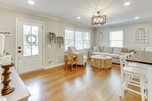 Living Room | Smart TV | Free WiFi | Central Air Conditioning/Heat | Main Level