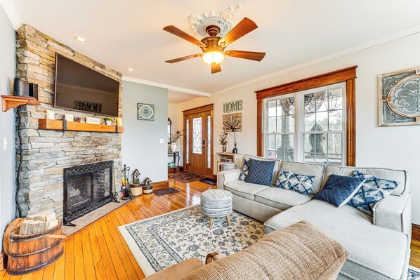 Sparrow Bush Vacation Rental | 4BR | 2BA | 5 Steps to Enter | 3,000 Sq Ft