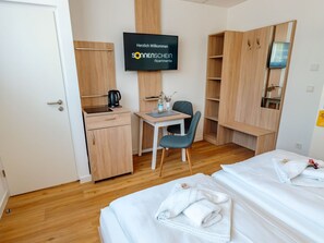 Doppelzimmer mit Bad & Flur / Ibergblick