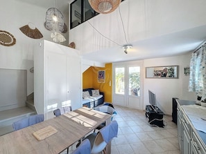 Espace alliant modernité et tradition. Profitez d'une luminosité exceptionnelle pour partager des moments conviviaux autour de la table familiale. Ambiance chaleureuse idéale pour se détendre.
