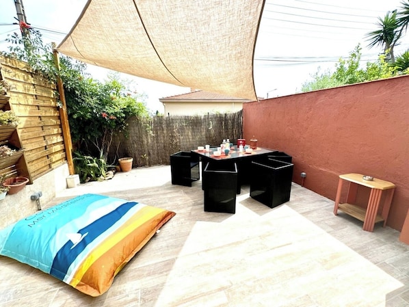 Profitez d'une détente en plein air avec le confort moderne; le grill barbecue promet de bons moments gourmands. L'ambiance est idéale pour des soirées conviviales sous les voiles d'ombrage.