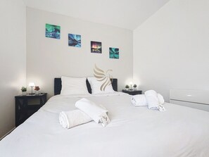 Grand Lit 160 x 190 avec linge de lit + serviettes