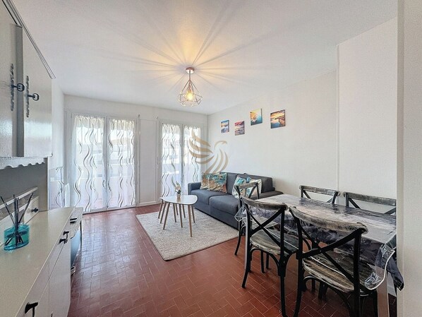 coin repas avec canapé rapido convertible 2 places 140 x 190
le linge de lit et les serviettes sont incluses