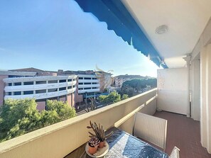 Un espace idéal pour prendre un café le matin tout en admirant la vue urbaine. Profitez de l'intimité et du confort offerts par cet espace extérieur. Imaginez-vous ici à lire un livre ou partager un repas léger entouré de verdure.