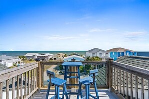  Front-row seat to paradise! Enjoy endless ocean views and salty air from the comfort of your deck.
