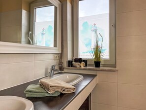 Interior Design, Armatur, Badezimmer, Flooring, Fussboden, Sinken, Zapfhahn, Bad Sink, Installation, Beleuchtung