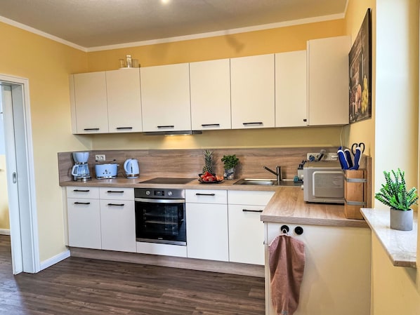 Küchengerät, Küche, Countertop, Cabinetry, Möbel, Major Appliance, Interior Design, Flooring, Holz, Haushaltsgerät