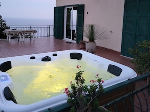 Schwimmbad, Resort, Gartenmöbel, Badewanne, Blumentopf, Armatur, Stuhl, Jacuzzi, Freizeit