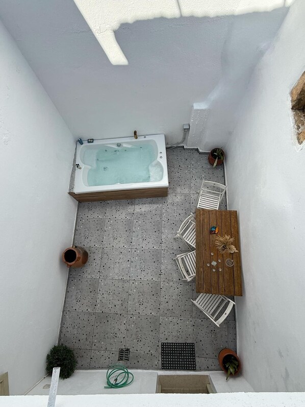 Indoor spa tub
