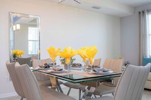 Dinner party central or puzzle night palace 🧩🍝 A comfy dining space + bonus couch hangout right by the window.