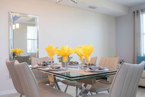 Dinner party central or puzzle night palace 🧩🍝 A comfy dining space + bonus couch hangout right by the window.