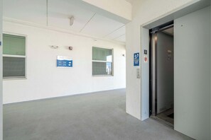 Skip the stairs 🚀 Elevator access makes it super convenient for luggage, strollers, or sleepy kiddos.