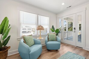 NHCB76: Hello Sunshine | Entry w/ Sitting Area