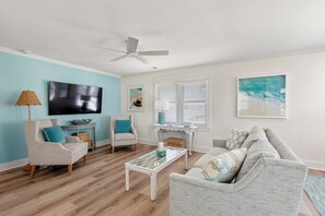 NHCB76: Hello Sunshine | Living Area