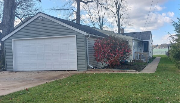 cottage sits right on Simonton Lake 