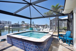 unique “spool,” a compact pool with spa amenities.