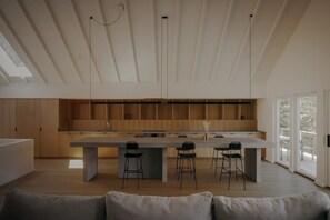 Kitchen & Dining