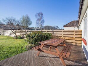 Sitting-out-area | The Cherry Tree, Cawdor