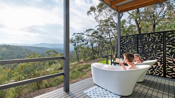 Outdoor spa tub