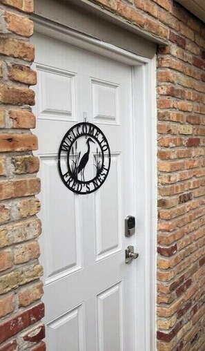 Step into "Fred's Nest". Smartlock entry for hassle-free check-in.